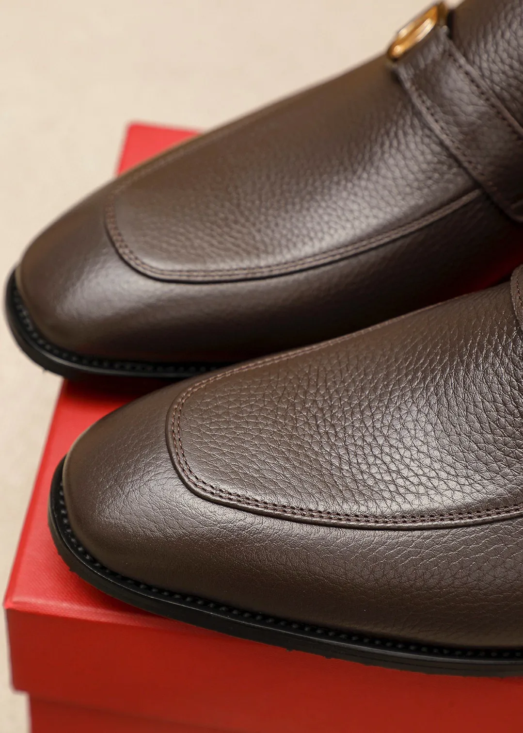 Men's shoes 💰460 💐 Product trademark: Ferragamo "Ferragamo" casual leather shoes Regular size: 38-44 (45.46🉑️customized) Product materials: Selected imported first-layer pebbled cowhide leather upper + luxury hardware buckle, imported water-dyed cowhide leather lining. Strong three-dimensional visual effect, original outsole color: 2 colors available